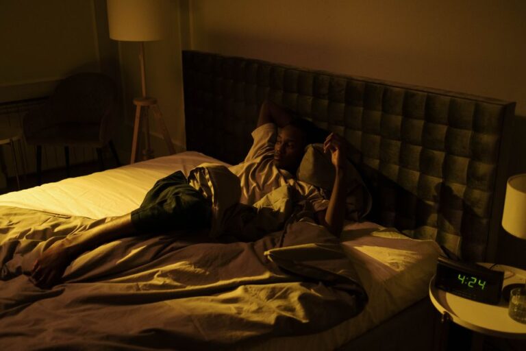 잠 못 드는 밤이 괴롭다면? 불면증 극복하는 법과 숙면에 좋은 습관 총정리 😴
