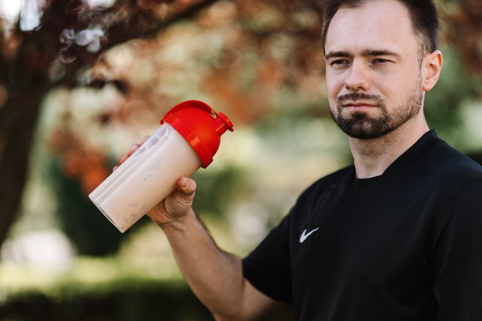 protein powder scoop and shaker bottle
