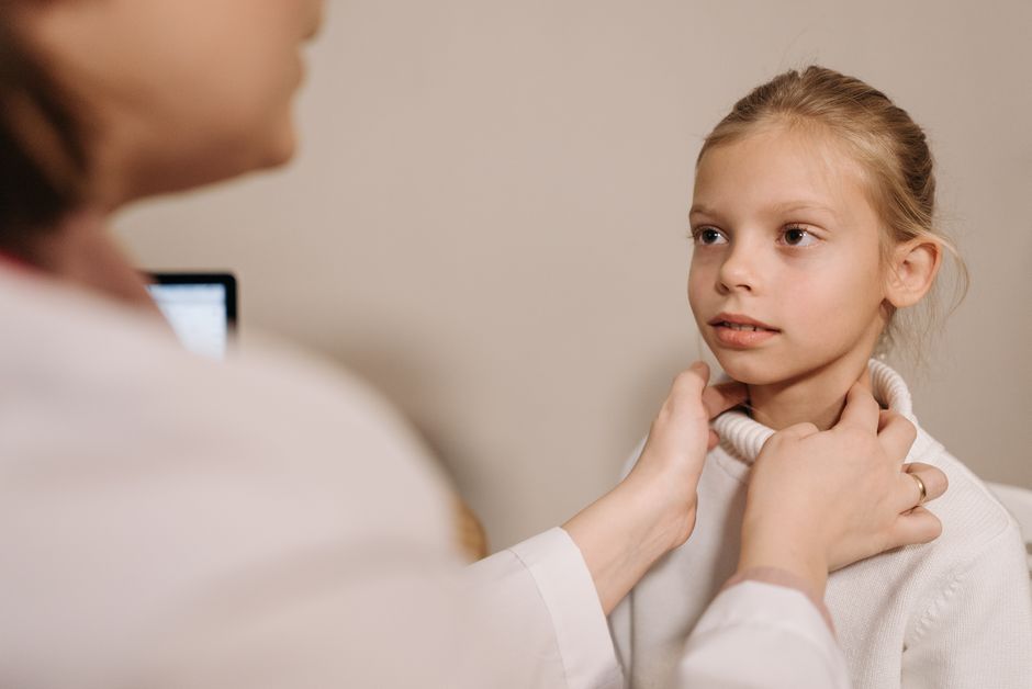thyroid gland neck examination doctor