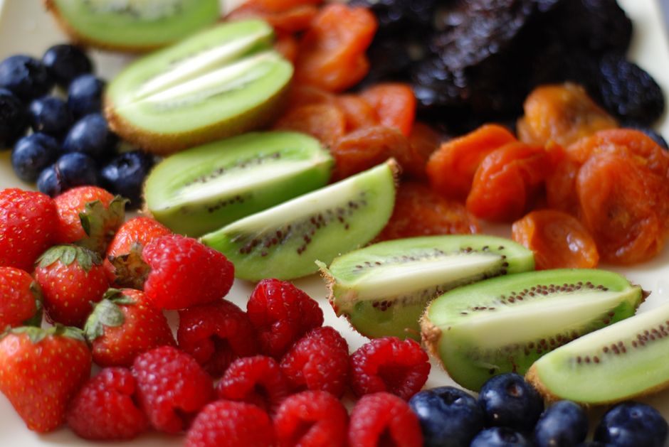 prunes and kiwi healthy snack