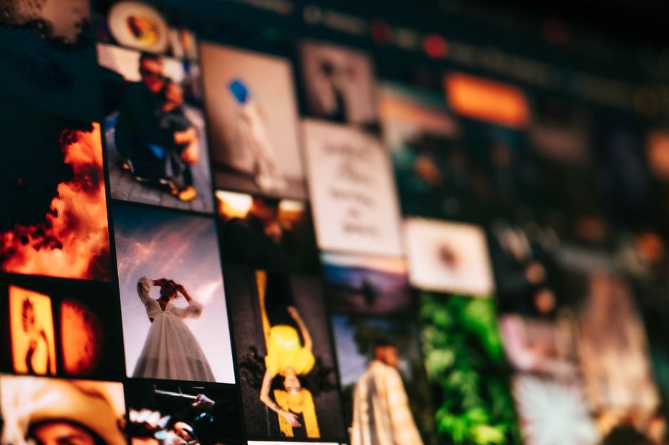 smartphone photo gallery many pictures