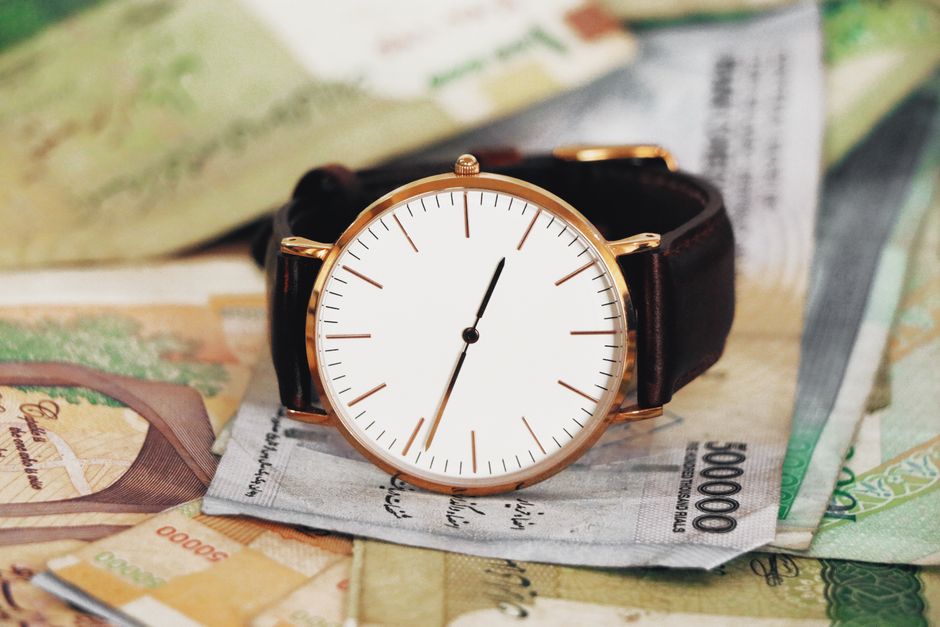 clock showing delayed bank transfer time