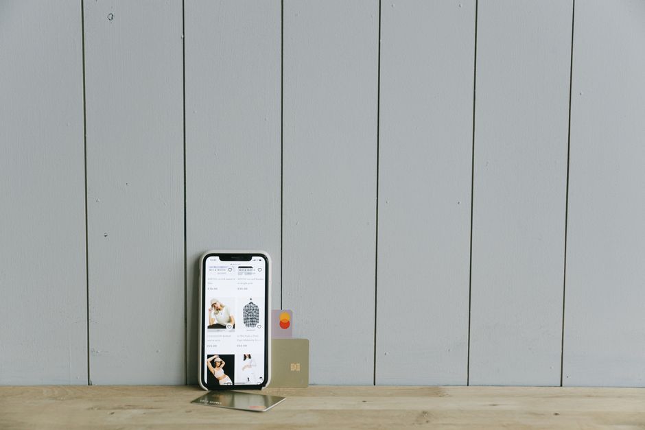 smartphone screen online banking elderly