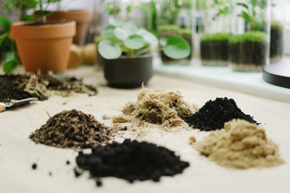 potting soil drainage layer gardening
