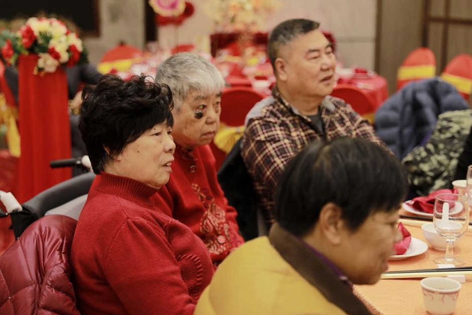 senior citizens dining together facility