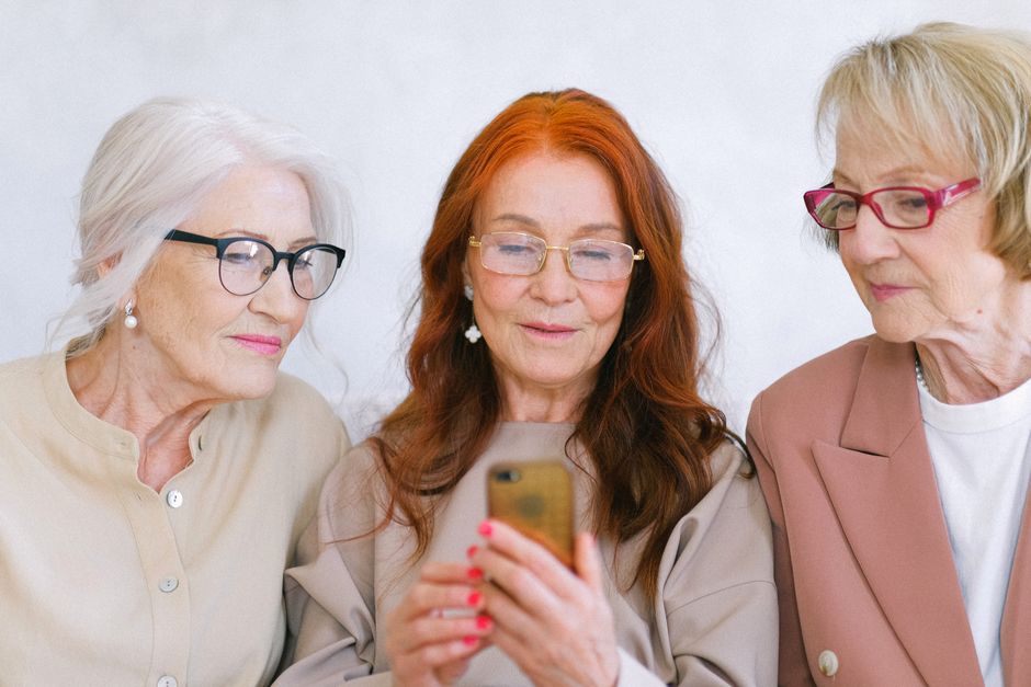 senior using smartphone learning