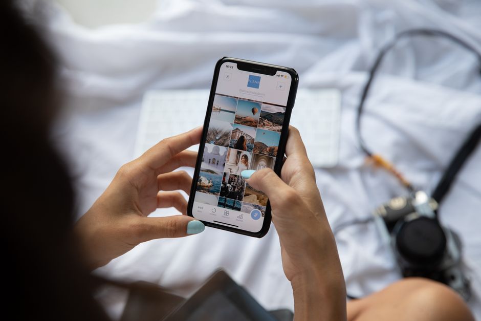 organizing photos on phone screen