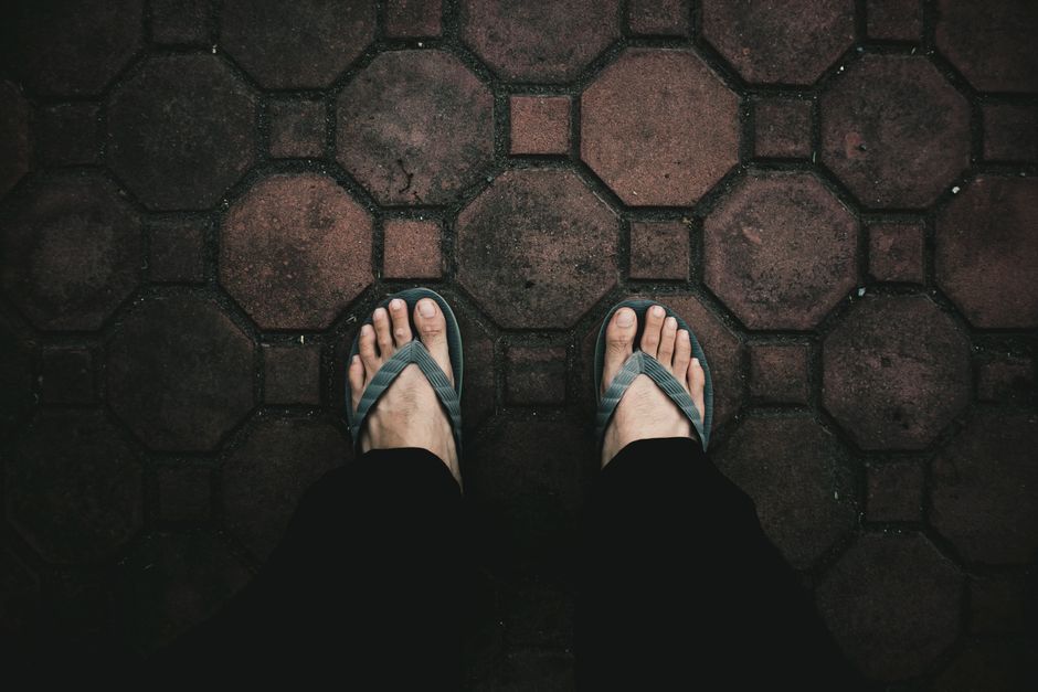 sweaty feet flip flops summer