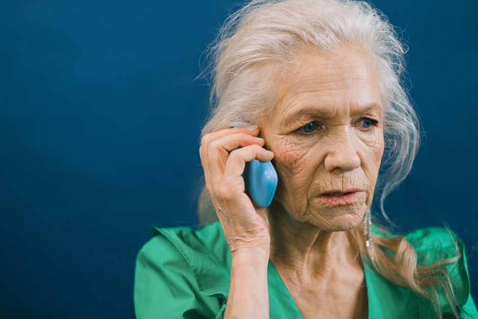 senior phone call family member korea