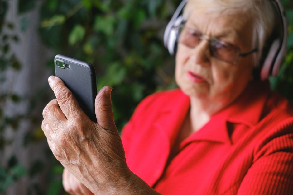 elderly person using smartphone learning