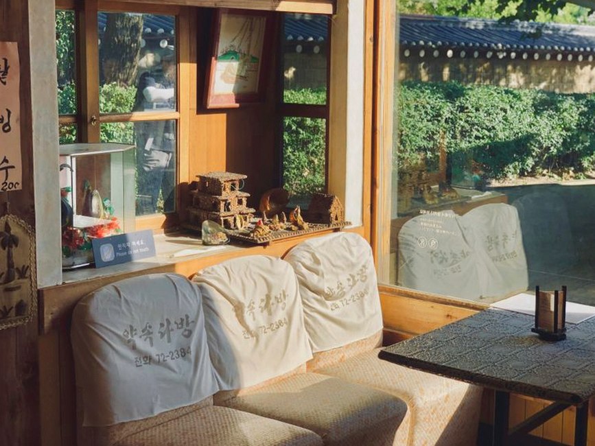 peaceful senior living room korea