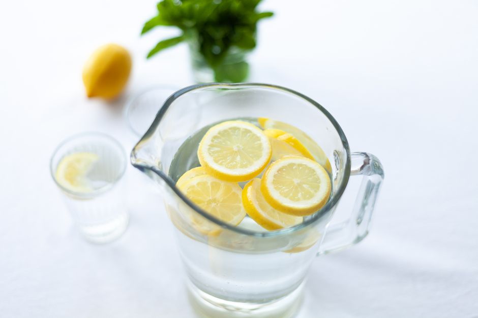refreshing glass of water with lemon