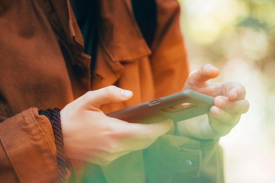 elderly person using smartphone messaging app