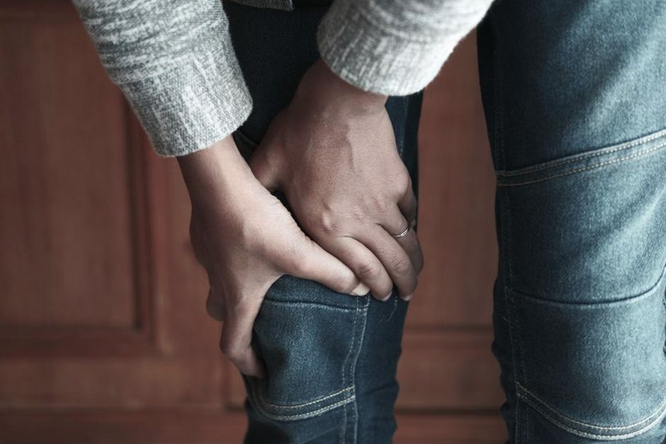 elderly person knee pain walking