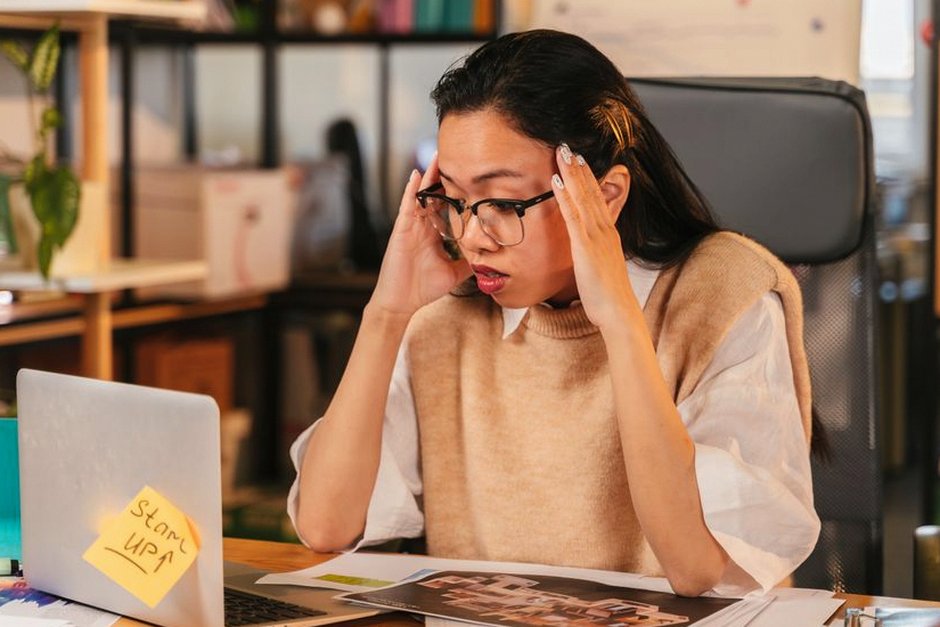 investor looking at laptop stress