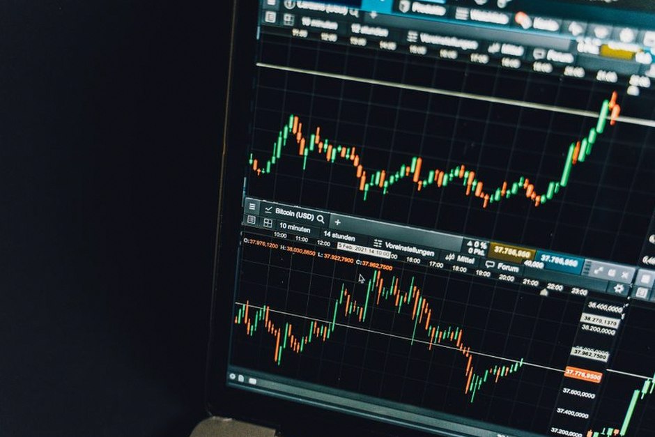 stock market chart analysis screen