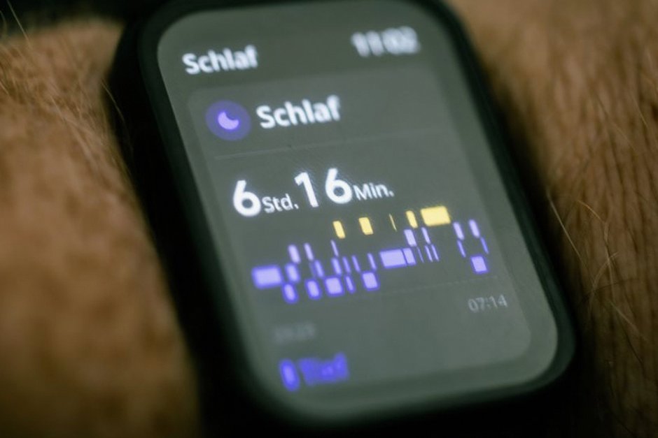 smartwatch sleep tracking data screen night