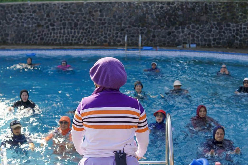 senior water aerobics pool exercise