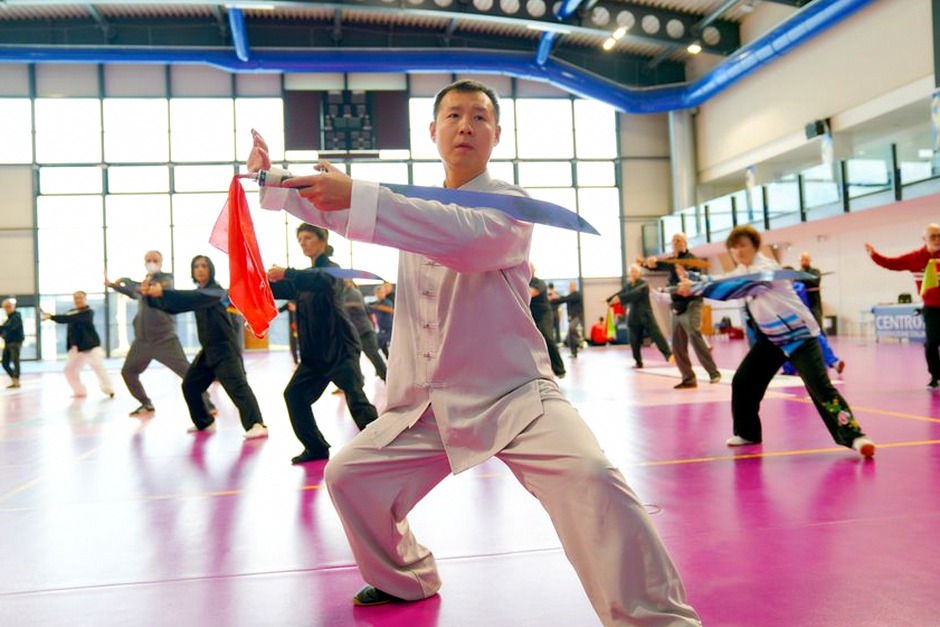 tai chi group class balance exercise