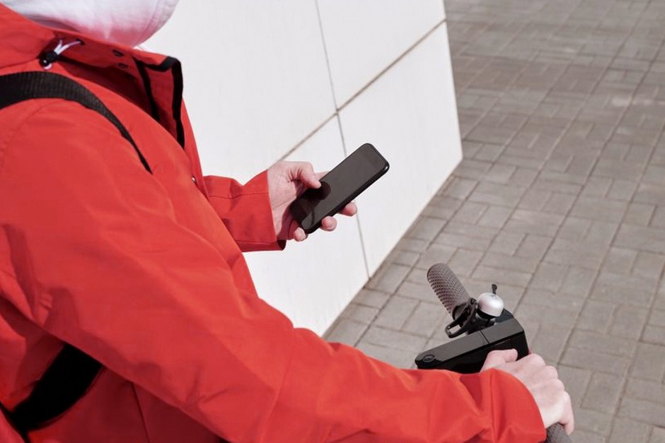 senior using food delivery app
