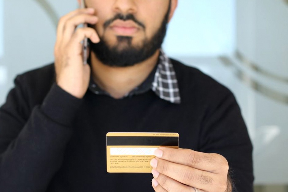 person calling customer service bank fraud report