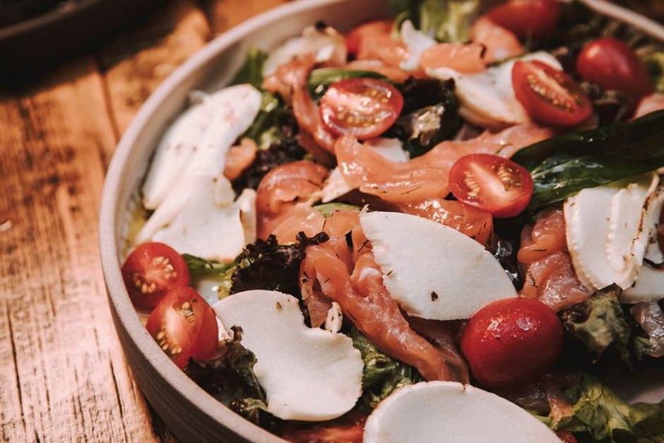 healthy diet tomato salmon vegetables