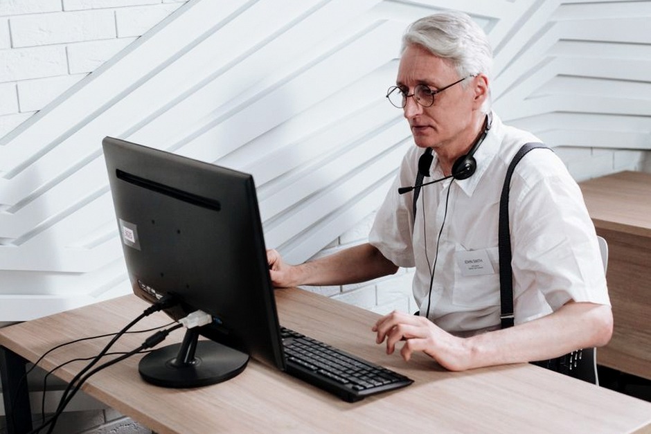 customer service phone support senior