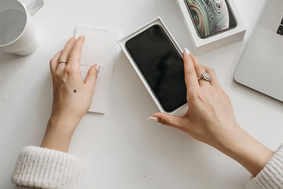 online shopping reviews smartphone screen