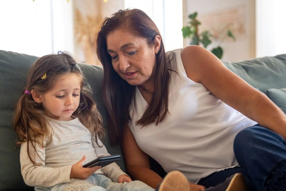 family talking with elderly parent smartphone