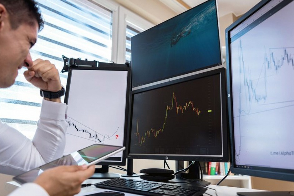 investor looking at portfolio screen