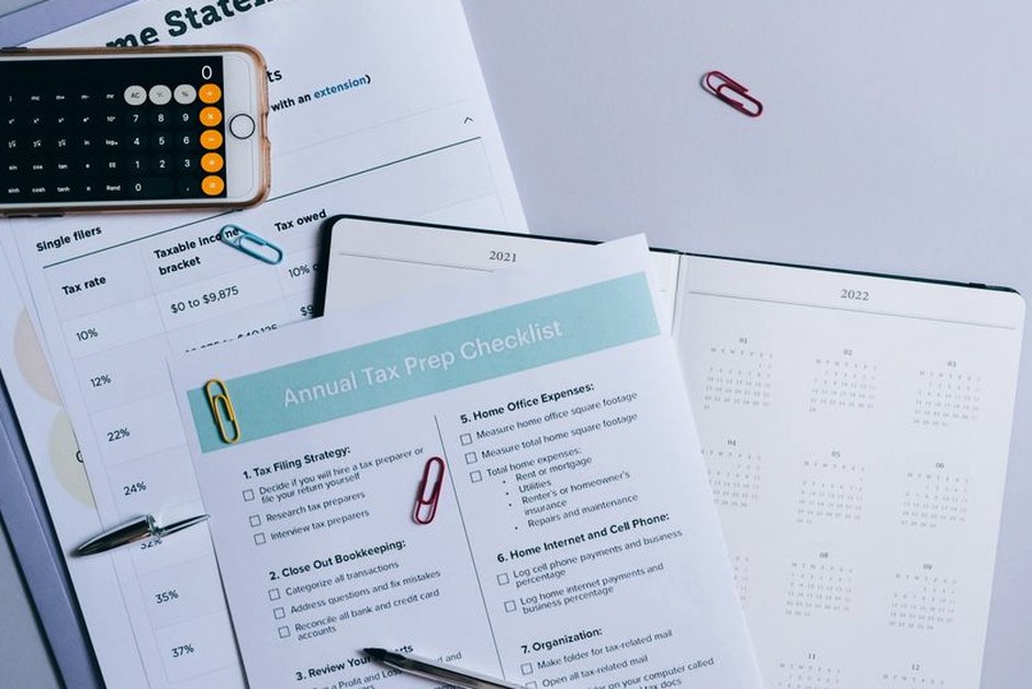 financial planning checklist desk