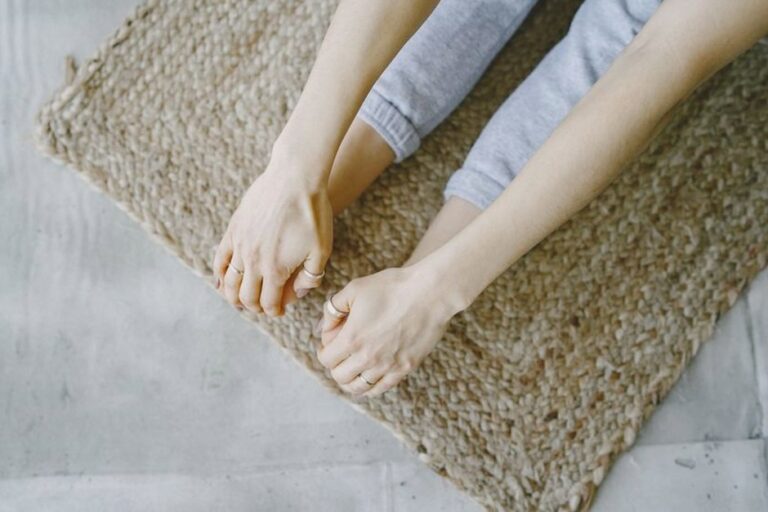무릎이 시큰거려서 계단을 피하게 되셨다면, 이 스트레칭부터 해보세요
