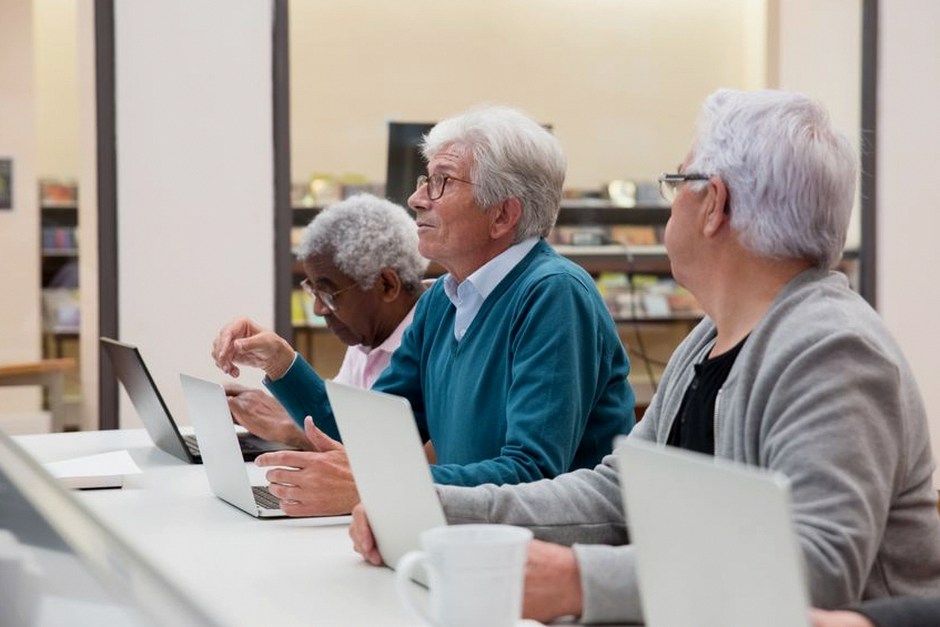 elderly people learning smartphone class