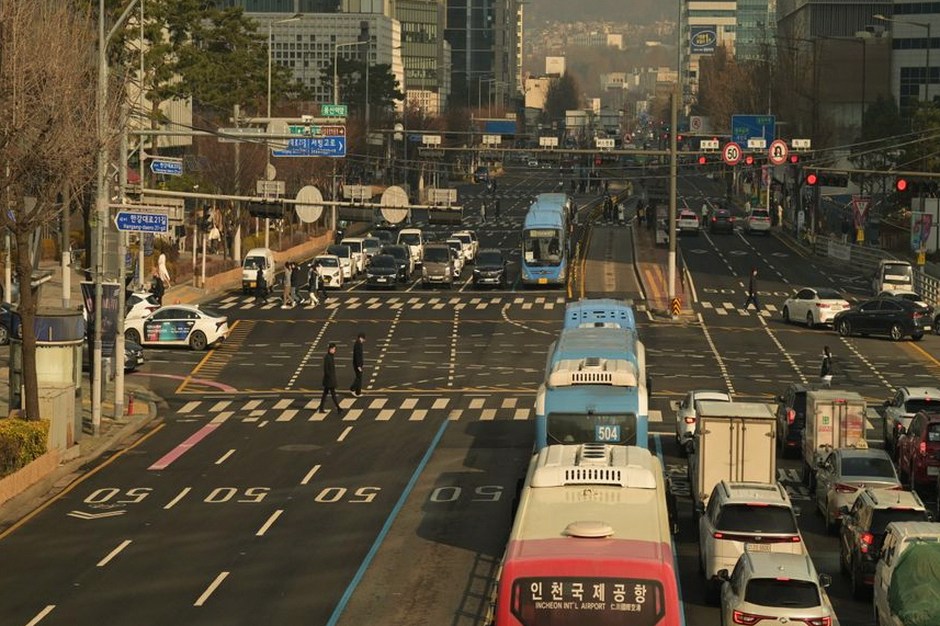 korean city bus stop elderly