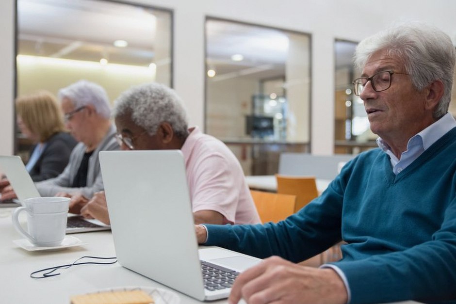 elderly person smartphone learning class