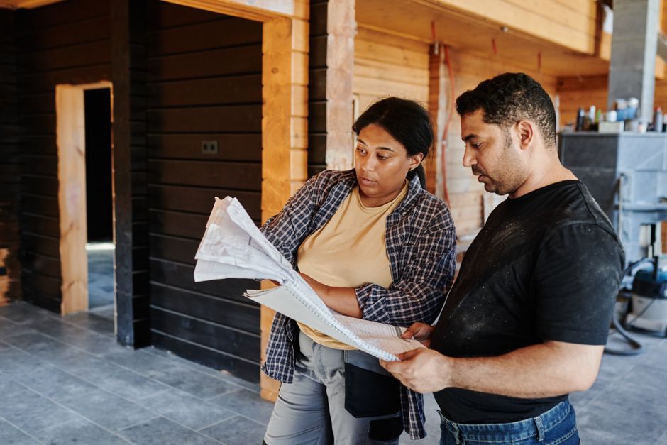 contractor discussing house blueprint
