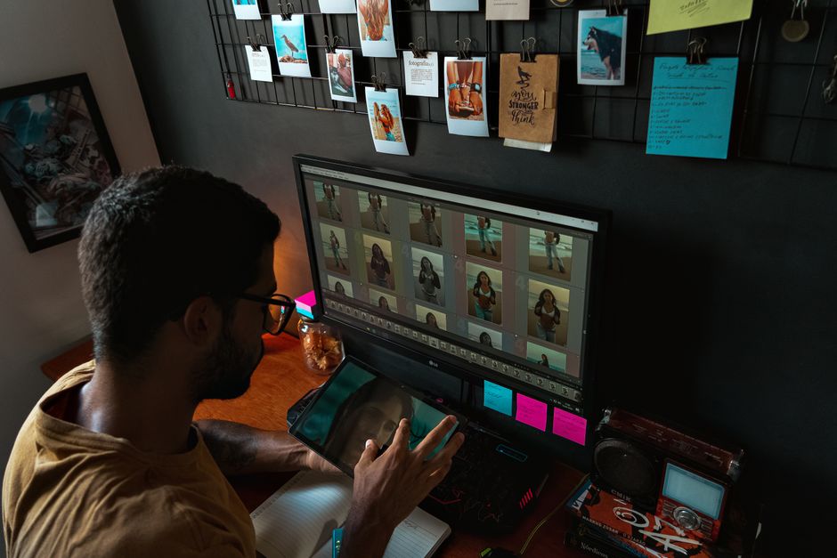 organizing digital photos on computer screen