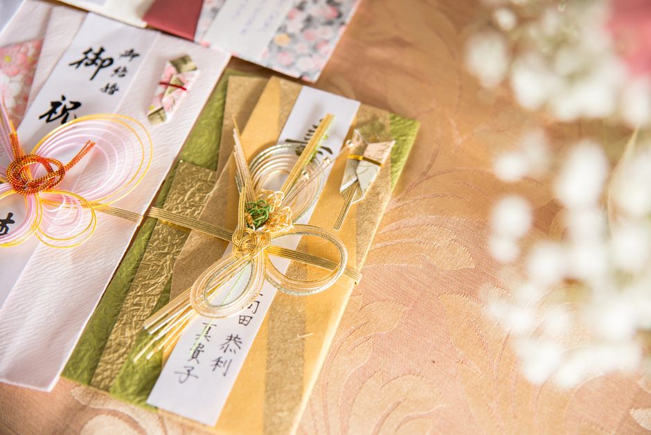 envelope style gift wrapping paper folding