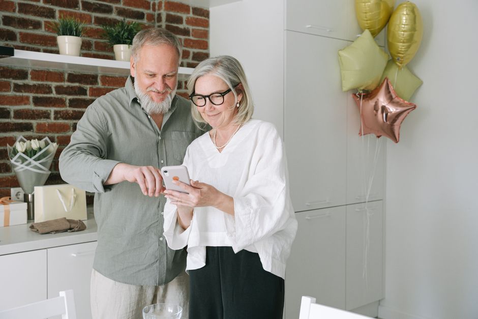 senior citizen video call smartphone family