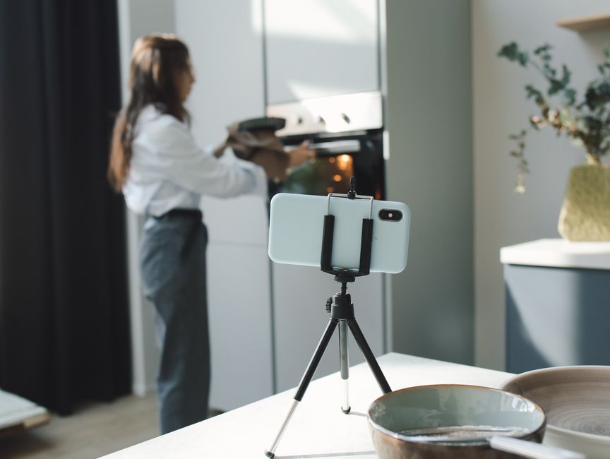 smartphone vlogging tripod filming setup