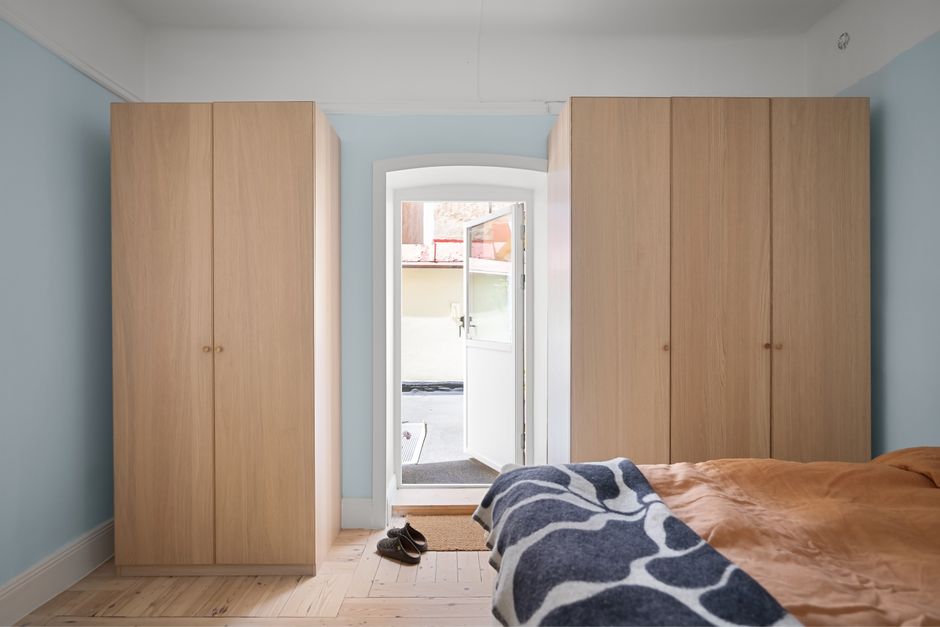 minimalist tidy bedroom storage