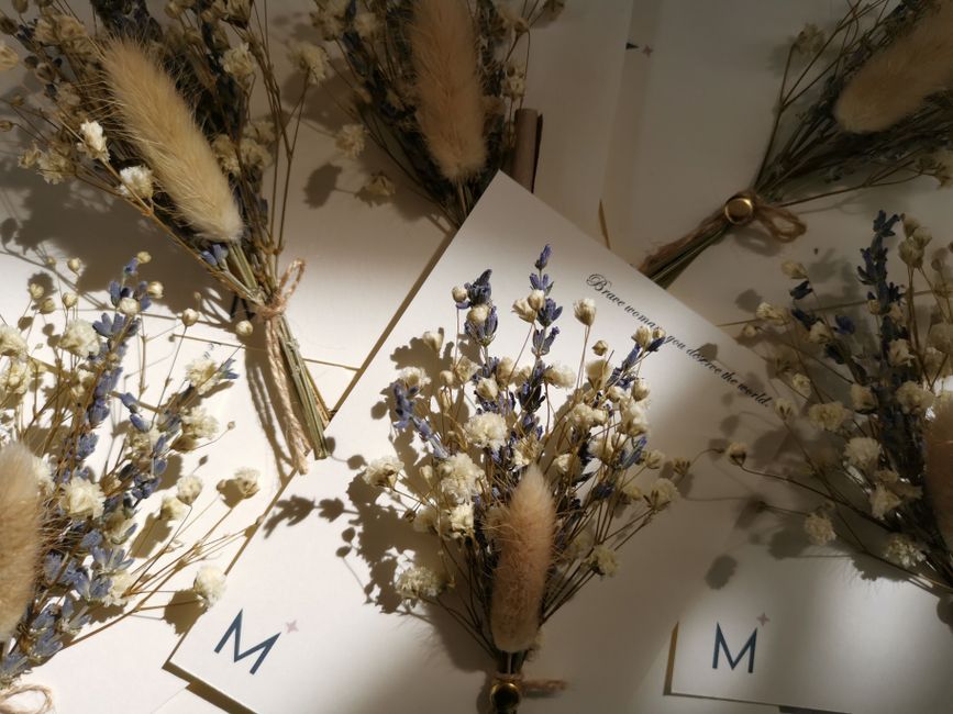 handmade gift card and dried flowers decoration