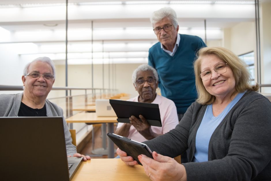 senior learning smartphone class